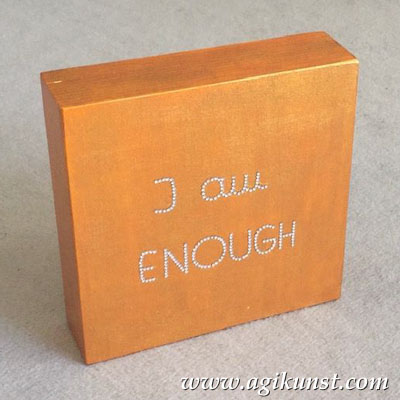 I am enough, Holzobjekt, von Angela Giesselmann, Künstlerin